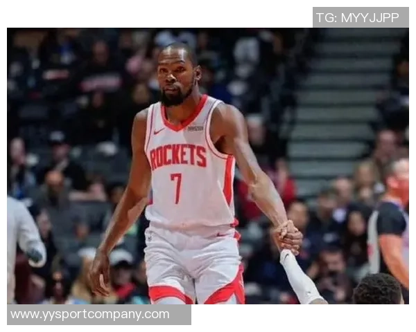 谢泼德与杜兰特击掌庆祝打得可以的默契配合引发全场欢呼